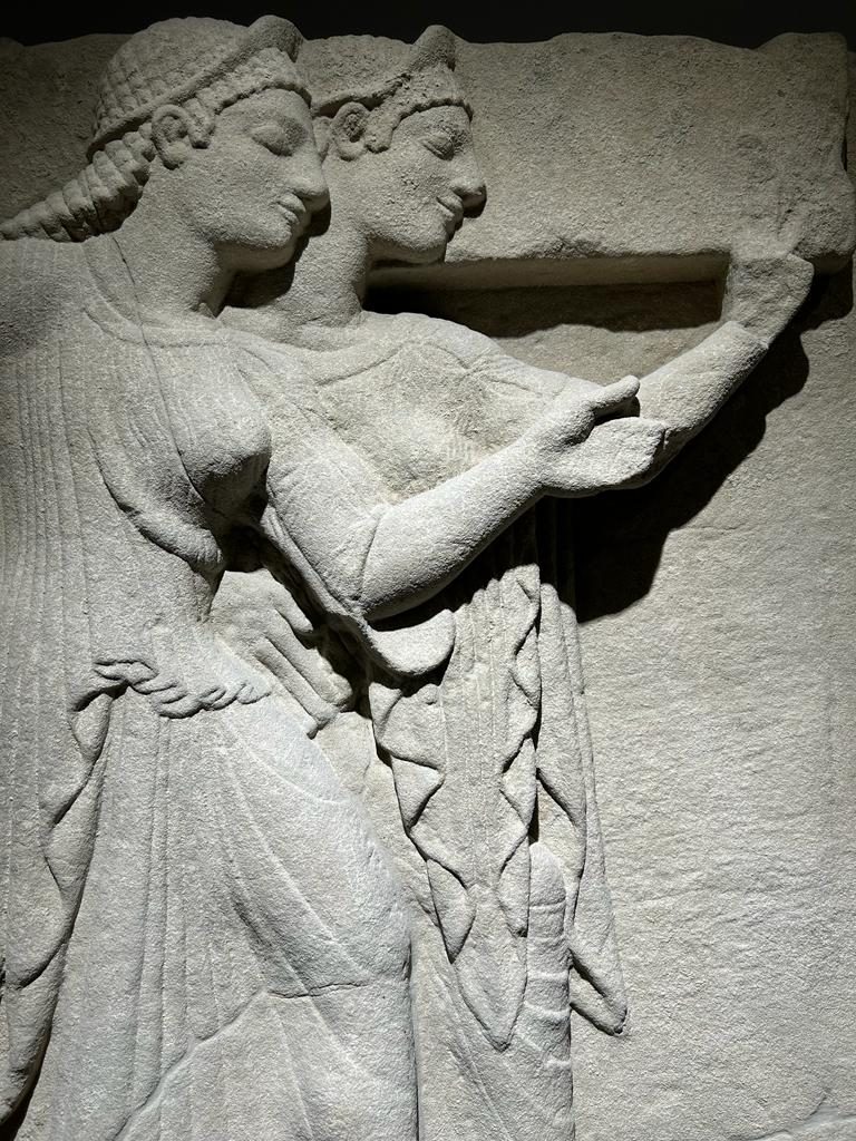 Metopa in pietra con Danzatrici dall'HeraionÂ®rosariasirletoispina