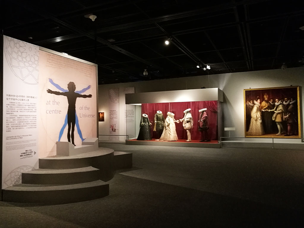 L’uomo al centro dell’universo foto di Francesca Condò