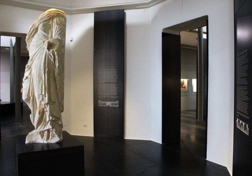 Ingresso Museo Sanna - Statua di figura femminile proveniente da Porto Torres